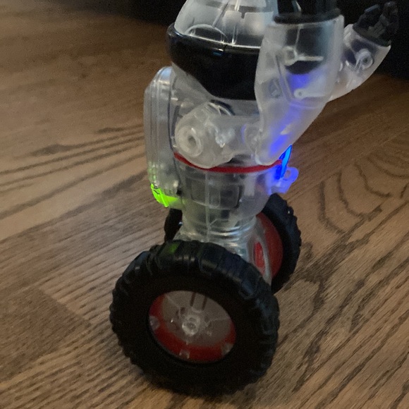 Tiny Robot Mip Toy Works With MiP App Comes With Charger - Picture 4 of 5